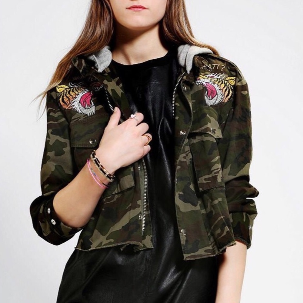 UNIF x UO Tiger Yell Camo Hooded Cropped Jacket